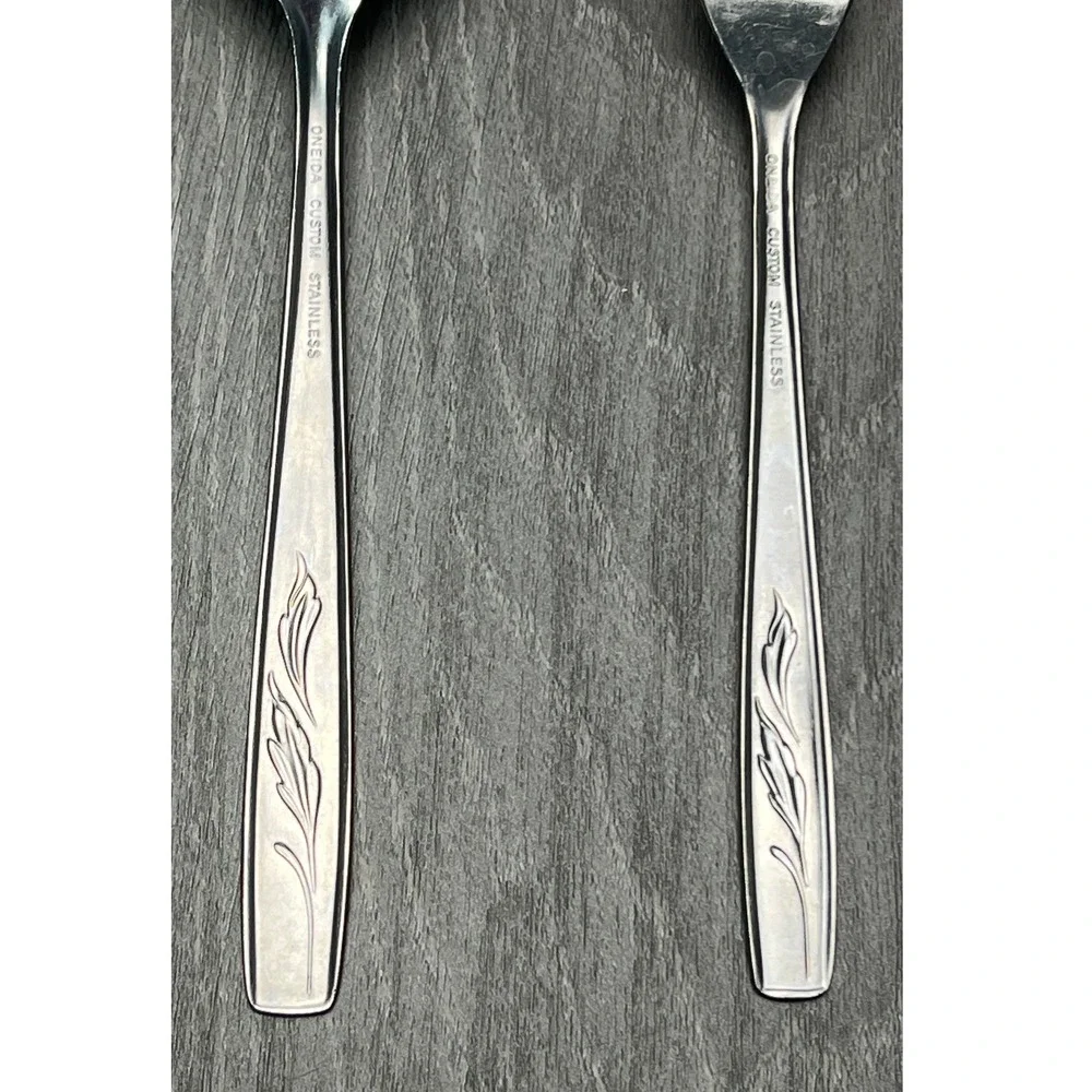 Oneida Custom Stainless Flatware Set Spoon & Fork Leaf Pattern Silverware